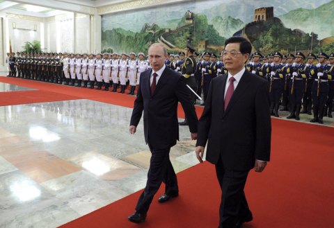Ruski predsjednik Vladimir Putin razgovarao je ranije u utorak s kineskim predsjednikom Hu Jintaom o situaciji u Siriji. Oni su pozvali međunarodnu zajednicu da podrži plan izaslanika UN-a Kofija Annana. 