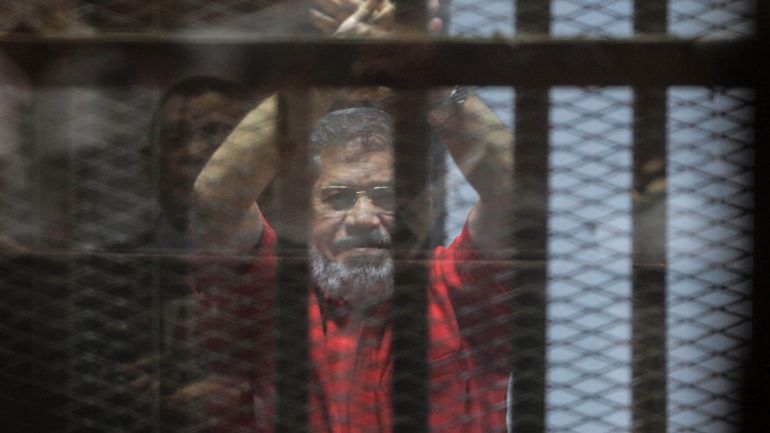 Mursi se na ranijem suđenju pojavio u crvenom zatvoreničkom odijelu, koje prema egipatskim zakonima nose osuđenici na smrt