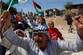 Učesnici protesta se protive izraelskim planovima da sruše palestinsko beduinsko selo Khan al-Ahmar na okupiranoj Zapadnoj obali (Reuters)