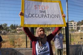 Žena drži transparent na kojem piše &#39;zaustavite okupaciju&#39; dok se palestinski, izraelski i strani aktivisti okupljaju na demonstracijama protiv izraelske okupacije i gradnje naselja na palestinskoj teritoriji u jerusalemskom palestinskom naselju Sheikh Jarrah, 4. juna 2021. [Ahmad Gharabli/AFP]
