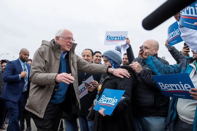 Tadašnji predsjednički kandidat Bernie Sanders pozdravlja pristalice ispred biračkog mjesta u Dearborn Heightsu, Michigan, 10. marta 2020. (Lucas Jackson/Reuters)