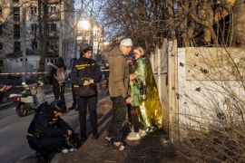 Ranjeni lokalni stanovnici na mjestima gdje su zgrade o&scaron;tećene u ruskom vojnom napadu na Kharkiv 27. marta 2024. [Yevhen Titov/Reuters]