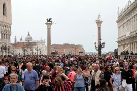 Deseci hiljada turista &#039;slijevaju&#039; se na uske gradske ulice Venecije kako bi razgledali znamenitosti, uključujući Markov trg i most Rialto (Manuel Silvestri / Reuters)