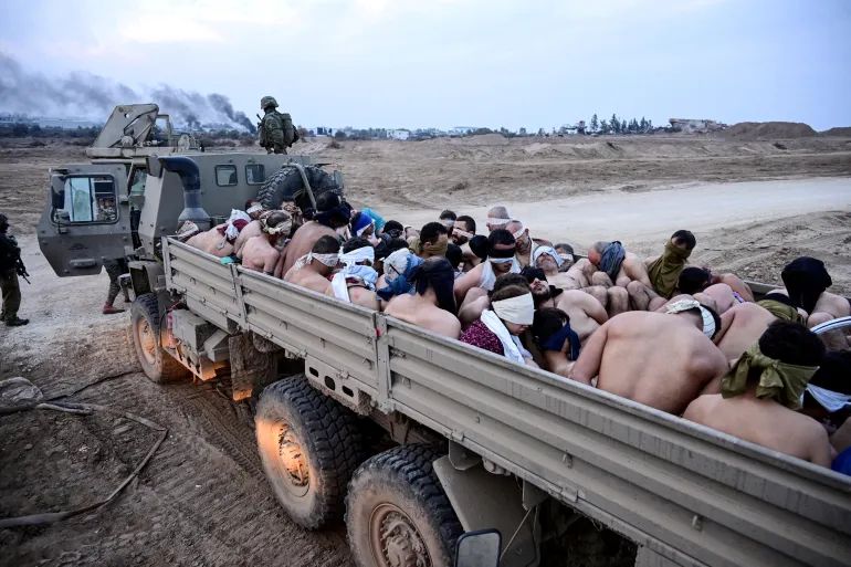 Izraelski vojnici prevoze palestinske zatvorenike iz Pojasa Gaze [File: Yossi Zeliger/Reuters]
