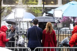 Voditelji vijesti emitiraju izvan krivičnog suda na Manhattanu gdje se sudi biv&scaron;em američkom predsjedniku Donaldu Trumpu [Caitlin Ochs/Reuters]