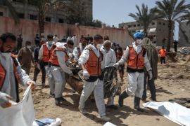 Građani i zdravstveni radnici ekshumiraju tijela pronađena u bolnici Nasser u Khan Yunisu u južnom Pojasu Gaze 23. aprila 2024., usred sukoba između Izraela i Hamasa (AFP)