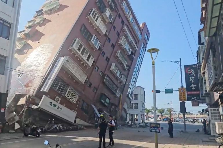 Zgrada u Hualienu nageta na jednu stranu nakon zemljotresa [TVBS via AP Photo]