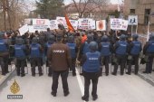 Makedonski Albanci su, u petak osmog februara, protestvovali ispred Ambasade Srbije u Skoplju zbog uklanjanja spomenika u Preševu (Al Jazeera)