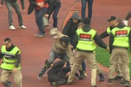 Kako su navijači Sarajeva mogli preskočiti ogradu i krenuti prema navijačima Slobode, koji su im na isti način odgovorili (Al Jazeera)