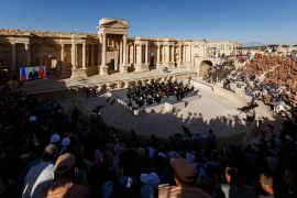 Sa nastupa orkestra pozorišta Marinski u ruševinama Palmire, gdje je ISIL ranije vršio egzekucije zatvorenika (EPA)