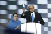 Posljednje žrtve Trumpovih uvreda su Khizr i Ghazala Khan, ožalošćeni roditelji poginulog vojnika Humayuna Khana (EPA)