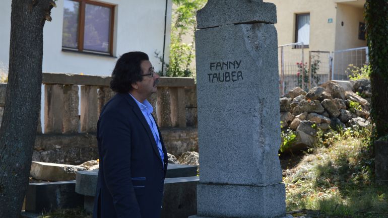 Eli Tauber pokraj spomenika svoje prababe