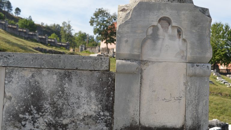 Epitaf napisan arapskim pismom na spomeniku Zeki Efendi Rafaelovića