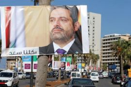 Plakati na kojima je libanski premijer Saad al-Hariri postavljeni su duž cijele ulice u Bejrutu i na njima piše: 'Svi smo uz tebe' (Reuters)