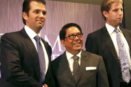 Donald Trump Jr. i Eric Trump poziraju s filipinskim građevinskim poduzetnikom (AP)
