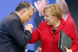 Mađarski premijer Orban ljubi ruku njemačke kancelarke Merkel na kongresu Evropske narodne stranke u Madridu 22. oktobra 2015. (Reuters)