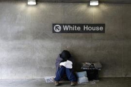 U hladnom, zimskom danu beskućnik se pokušava zagrijati na ulazu u stanicu metroa u blizini Bijele kuće u Washingtonu (Reuters)