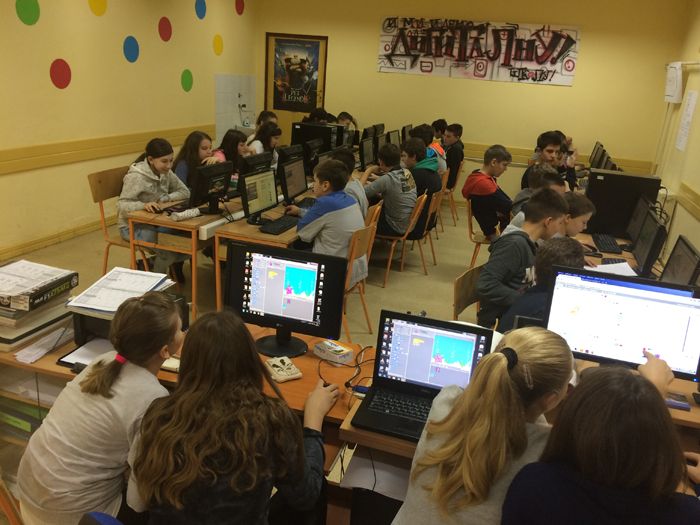 Nema potrebe da djeca koriste mobilne telefone na času, jer imamo interaktivne table, računare, savremene metode nastave i dostupan internet, kažu u niškoj školi Radoje Domanović