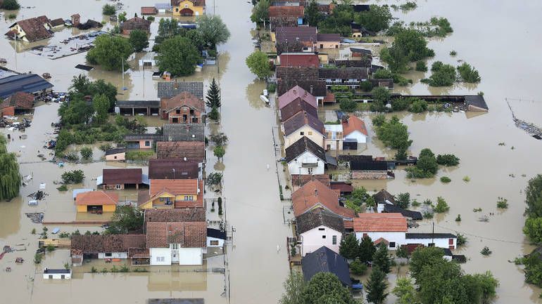 U nekim nižim dijelovima sela bližim nasipima, a posebno u Gunji, voda je bila visoka i 3-4 metra