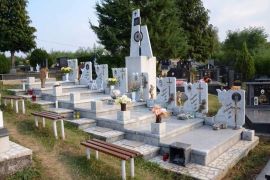 Danas na mjestu ubistva djece možete vidjeti spomenik i broj 8. Spomenik su podigli roditelji i građani Viteza bez pomoći države Bosne i Hercegovne (Ustupljeno Al Jazeeri)