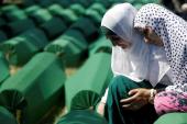 Memorijalni centar u Potočarima i borba Majki Srebrenice snažna su brana poricanju zločina, kažu Al Jazeerini sagovornici (Reuters)