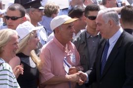 Izraelski premijer Benjamin Netanyahu s izbjeglicama Kosovarima na aerodromu 'Ben-Gurion' 1999. (Reuters)