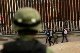 Vojnik Nacionalne garde posmatra migrante koji su ilegalno ušli u El Paso (Reuters)