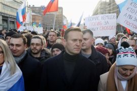 Ruski opozicioni lider Aleksej Navaljni i njegova supruga Julija učestvuju na skupu kojim se obilježava peta godišnjica od ubistva Borisa Nemcova u Moskvi, 29. februara 2020. (Reuters)