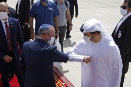 Izraelski savjetnik za nacionalnu sigurnost Meir Ben-Shabbat  pozdravlja se laktom sa zvaničnikom Emirata, dok napušta Abu Dhabi, 1. septembra 2020. (AP)