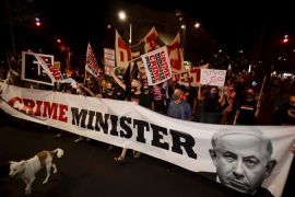 Izraelski demonstranti drže plakate i uzvikuju slogane tokom demonstracija protiv Benjamina Nestanyahua (AP)