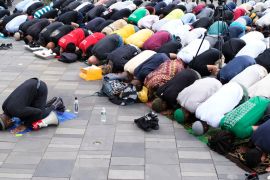 Grupa muslimana koja se priključila maršu 'Black Lives Matter' u Brooklynu obavlja molitvu (EPA)