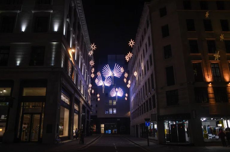 Božićne lampice na pustim ulicama Londona
