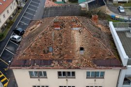 Pogled iz zraka na oštećene krovove zgrada i kuća stradalih u potresu koji je pogodio Petrinju (Igor Kralj/PIXSELL)