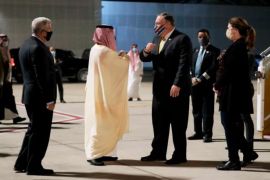 Američki ambasador u Saudijskoj Arabiji John Abizaid i saudijski ministar vajskih poslova Faisal bin Farhan pozdravljaju državnog sekretara Mikea Pompea i njegovu suprugu Susan na aerodromu Neom Bay u Neomu, u Saudijskoj Arabiji 22. novembra 2020. (AP)