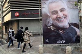 Ljudi prolaze blizu fotografije iranskog generala Qassema Soleimanija na prvu godišnjicu njegovog ubistva američkim dronom u Teheranu, 1. januara 2021. (Reuters)