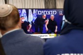 Izraelski premijer i ministar zdravstva primaju vakcinu protiv korona virusa (AFP)