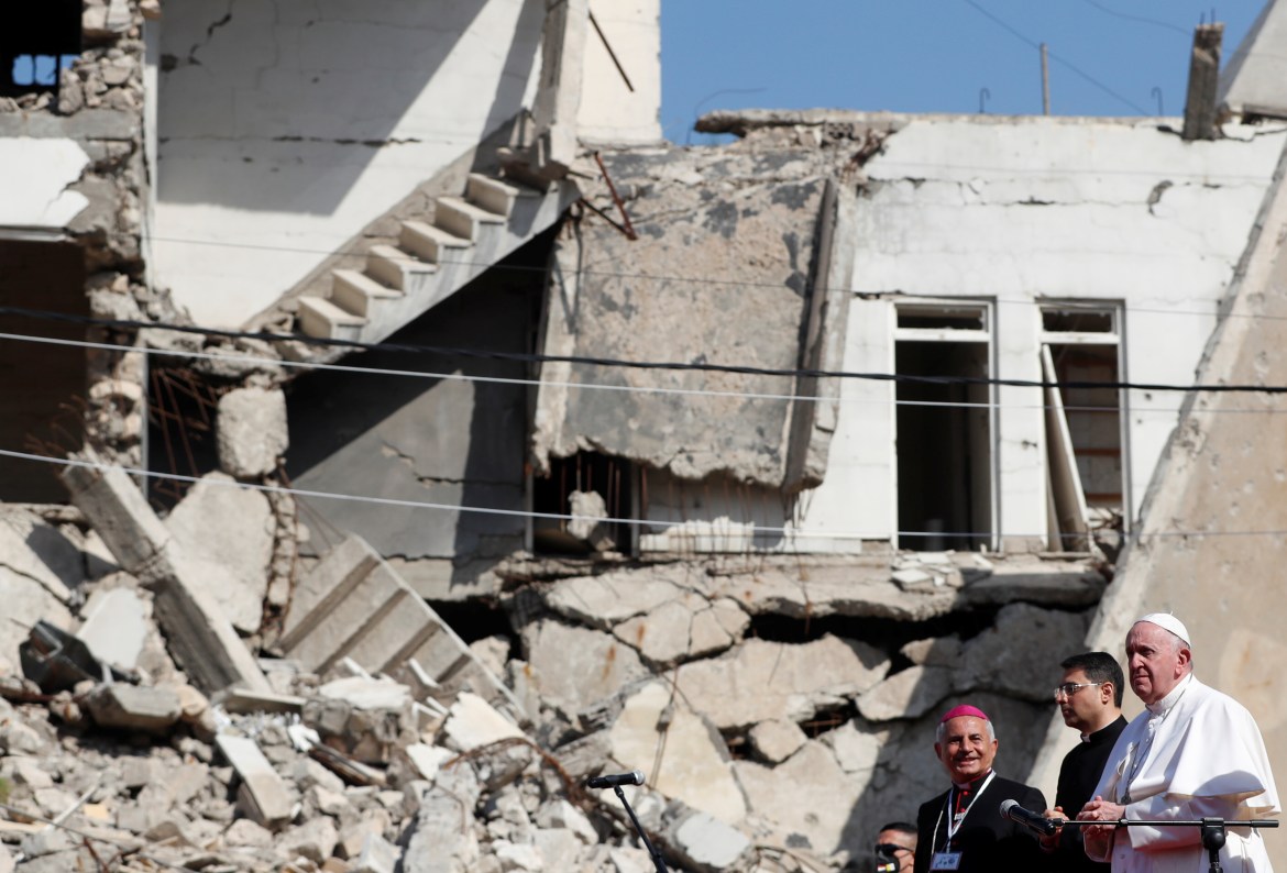 Papa Franjo se moli za žrtve ratnih zločina u Mosulu (REUTERS/Yara Nardi)