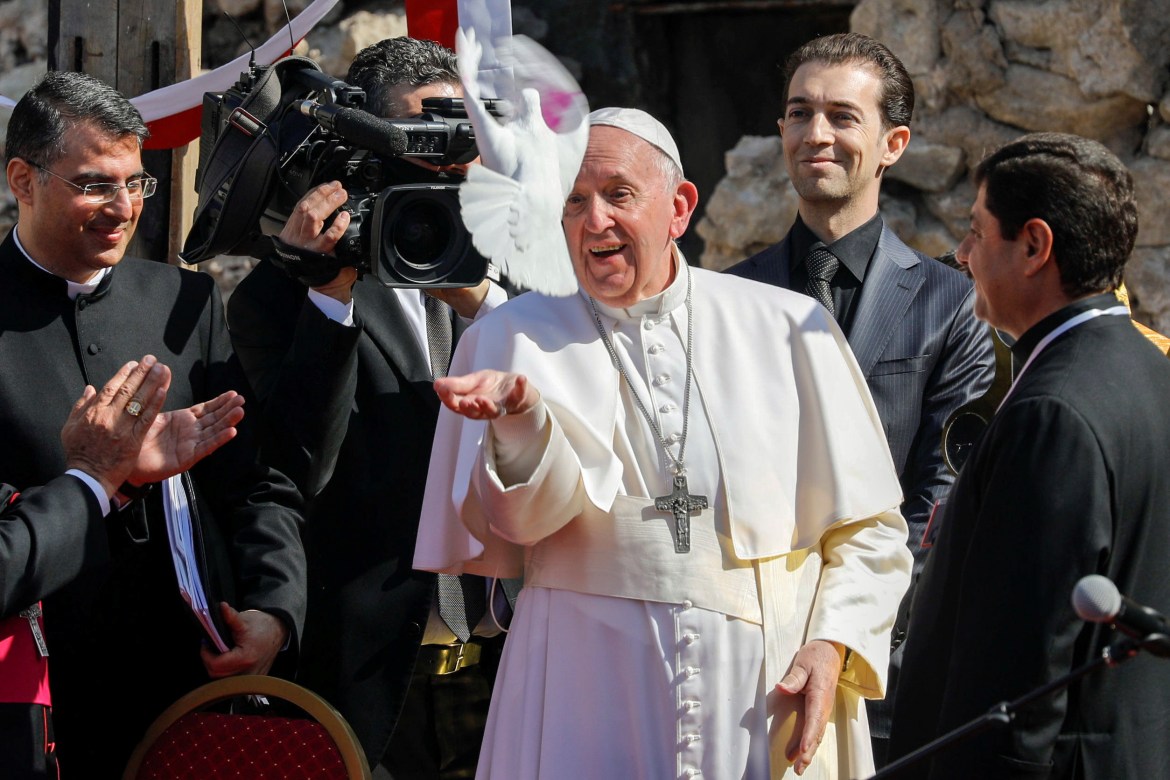 Papa Franjo pušta bijele golubove tokom molitve u Mosulu (REUTERS/Khalid al-Mousily)