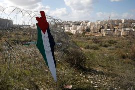 Uradak mape sa bojama palestinske zastave na kojem piše &#39;Jerusalem je vječni glavni grad Palestine&#39; postavljen je na ogradu tokom protesta, u selu Bilinu na Zapadnoj obali pod izraelskom okupacijom [Mohamad Torokman/Reuters]