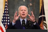 Predsjednik Joe Biden obraća se iz Bijele kuće nakon što je njegov zakon o borbi protiv korona virusa prošao u Senatu, u Washingtonu, SAD-u, 6. marta 2021. (Reuters)