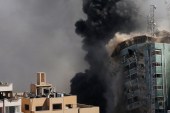 Zgrada u kojoj su bili uredi Associated Pressa i Al Jazeere u Gaza Cityju ruši se nakon što je pogođena u izraelskom zračnom udaru u subotu, 15. maja 2021. (AP)