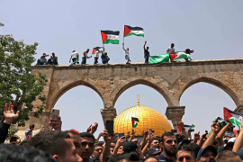 Palestinci mašu palestinskom zastavom u džamiji Al-Aksa u okupiranom Jerusalemu 21. maja 2021. (AFP)