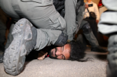 Izraelske sigurnosne snage privode Palestinca, dok slamaju protest u znak solidarnosti sa palestinskim porodicama koje se suočavaju sa deložacijom u naselju Sheikh Jarrah u okupiranom Istočnom Jerusalemu 4. maja 2021. (AFP)