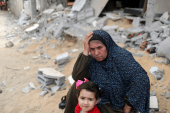 Palestinka stavlja ruku na glavu po povratku u svoju uništenu kuću nakon prekida vatre, u Beit Hanounu, na sjeveru Pojasa Gaze, 21. maja 2021. (Reuters)