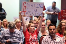 Protivnici kritičke rasne teorije prisustvuju prepunom sastanku odbora škole Loudoun. Kasnije je ovaj sastanak prerastao u haos i dvoje ljudi je pritvoreno u Ashburnu, u Virginiji, SAD-u, 22. juna 2021. (Reuters)