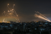 Izraelski proturaketni sistem Čelična kupola presreće rakete koje je ispalio pokret Hamas prema jugu Izraela iz Gaze 14. maja 2021. (AFP)
