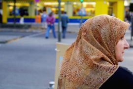 Muslimanka čeka da pređe ulicu u berliskom okrugu Neukoelln Foto: Sean Gallup/Getty Images