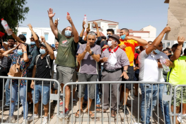U slučaju Tunisa osim loše ekonomije i zdravstenih nedaća koje su dovele do nezadovoljstva građana uplitanje kontrarevolucionarnih međunarodnih aktera u unutrašnja pitanja države je takođe od velikog značaja, piše autor (Reuters)