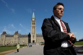 Profesor u Ottawi, Hassan Diab napušta Parliament Hill nakon konferecnije za medije u Ottawi 13. aprila 2012. Izdata je naredba o izručenju da se Diab pošalje u Francusku zbog ispitivanja u vezi bombarodovanja pariške sinagoge 1980.  [Reuters/Blair Gable]