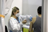 U Sloveniji je 57,1 posto ukupne populacije primilo potrebne osnovne doze vakcine protiv COVID-19 (EPA)